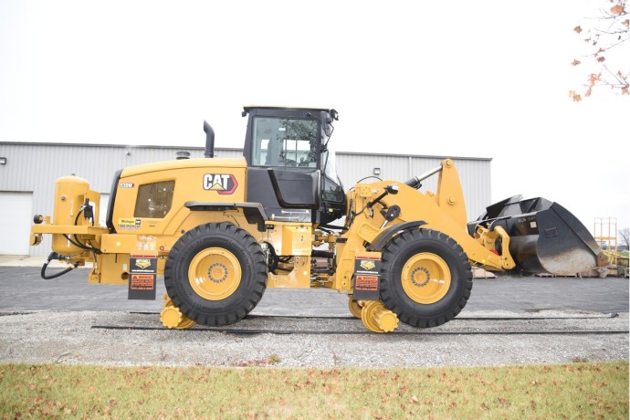 heavy-duty-loader-railcar-movers-for-efficient-railcar-handling-mitchell-railger-big-0